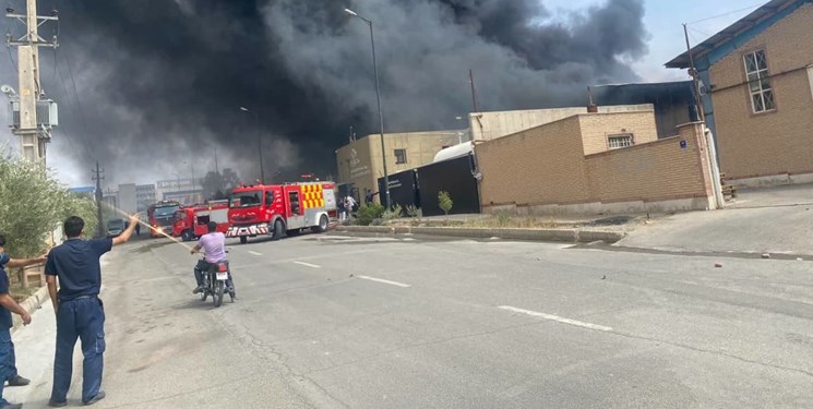 آتش‌سوزی یک کارخانه در گرمسار  ۲۰ حادثه‌دیده داشت