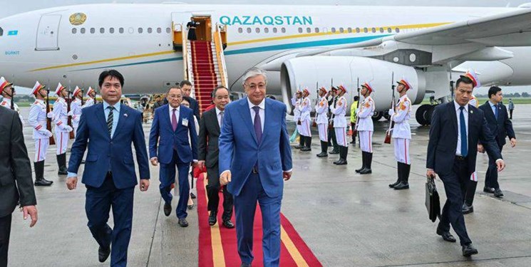 رئیس جمهور قزاقستان در سفری رسمی وارد ویتنام شد