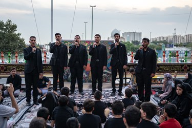 اجرای سرود در فضای میدان آزادی در سوگواره محرم آئینی در شهر