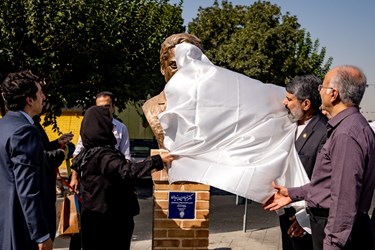 رونمایی از سردیس دکتر ضیاءالدین یزدیان