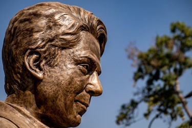 رونمایی از سردیس دکتر ضیاءالدین یزدیان