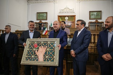 محمد باقر قالیباف رئیس مجلس شورای اسلامی و سید صولت مرتضوی وزیر تعاون، کار و رفاه اجتماعی در مراسم گرامیداشت هفته تعاون 