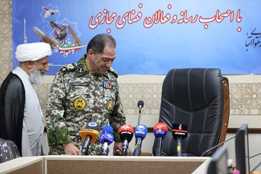 ورود امیر سرتیپ علیرضا صباحی‌فرد فرمانده نیروی پدافند هوایی ارتش به محل برگزاری نشست خبری