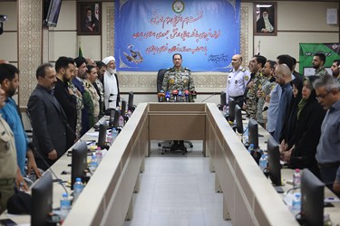ادای احترام حاضرین در نشست خبری فرمانده نیروی پدافند هوایی ارتش هنگام پخش سرود ملی کشورمان 