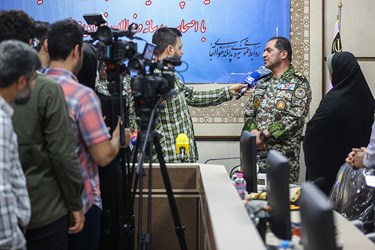  امیر سرتیپ علیرضا صباحی‌فرد فرمانده نیروی پدافند هوایی ارتش در پایان نشست خبری  در جمع خبرنگاران 