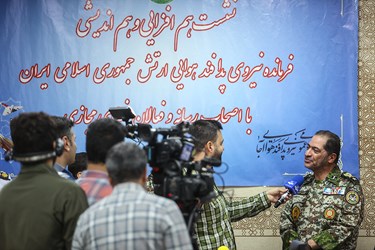  امیر سرتیپ علیرضا صباحی‌فرد فرمانده نیروی پدافند هوایی ارتش در پایان نشست خبری  در جمع خبرنگاران 