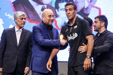 اهدا بازوبند پهلوانی به محمدعلی گرایی کاپیتان تیم ملی کشتی فرنگی توسط محمد باقر قالیباف رئیس مجلس شورای اسلامی