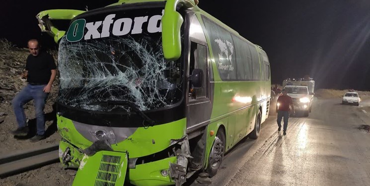 تصادف تریلی با اتوبوس در «خرم‌زال»۱۳ مصدوم و یک کشته بر جا گذاشت