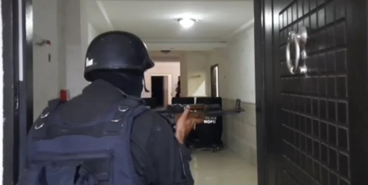 فیلم| عملیات دستگیری سارق معروف در طبقه ۱۸ برج مشهور
