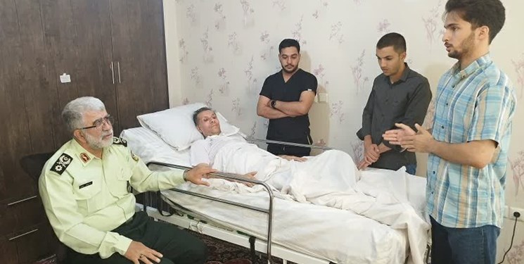 فرمانده انتظامی استان فارس با جانباز حادثه تروریستی حرم شاهچراغ (ع) دیدار کرد