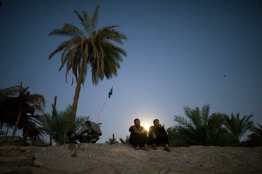 تعدادی از زوار در ساعات پایانی رو منتظر حضور اقوام خود هستند تا به همراه هم به منزل خادمین حسینی جهت استراحت و پذیرایی بروند.