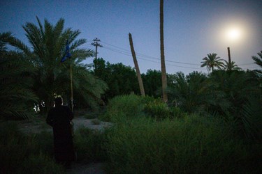 یکی از زوار در مسیر خانه یکی از خادمین حسینی ساکن فرات است.
