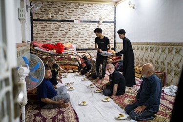 منزل حسین علی ، پسران حسین  از زوار پذیرایی میکنند