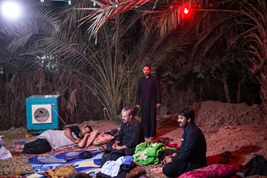 حسین علی، ۳۵ ساله،  یکی از خادمین فرات است او  تعدادی از زوار را برای پذیرایی در منزل و حیاط منزل خود اسکان داده است