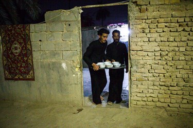 خادمین فرات با هر چه در توان دارند از زوار پذیرایی میکنند