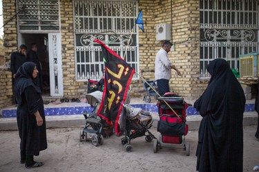 حضور زوار در منزل حسن 