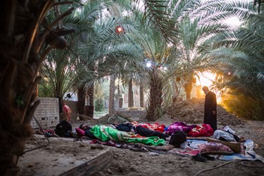 حضور زوار در حیاط منزل حسن 