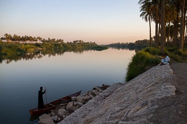 خادمین فرات صبح پس از استراحت زوار آن ها را به طریق منتقل میکنند