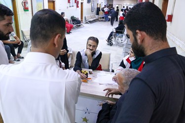 جلوه‌ای از خدمات داوطلبان هلال احمر یزد به زائران اربعین در عراق
