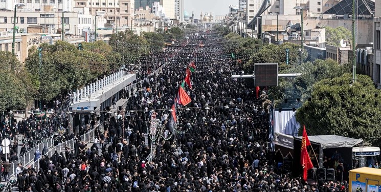 پیاده روی جاماندگان اربعین حسینی در مشهد از میدان ۱۵ خرداد تا حرم مطهر رضوی