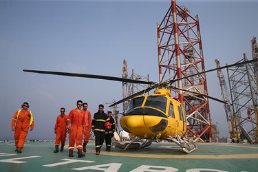  متخصصان ایرانی در سکو فاز 11 پارس جنوبی در خلیج فارس - میدان مشترک گازی درمرز دریایی ایران و قطر