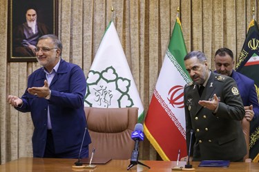ورود امیر محمدرضا آشتیانی وزیر دفاع و علیرضا زاکانی شهردار تهران به مراسم امضای تفاهم‌نامه‌ 