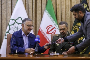 امضای تفاهم‌نامه‌ میان علیرضا زاکانی شهردار تهران و امیر محمدرضا آشتیانی وزیر دفاع