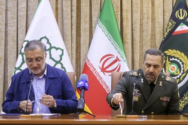 امضای تفاهم‌نامه‌ میان علیرضا زاکانی شهردار تهران و امیر محمدرضا آشتیانی وزیر دفاع