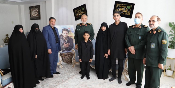 سرلشکر سلامی در دیدار با خانواده شهید صدرزاده: رشادت‌های مدافعان حرم موجب خشکیدن ریشه داعش شد