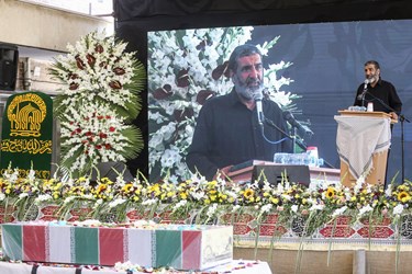 روایت گری حاج حسین یکتا راوی دفاع مقدس در مراسم تشییع و تدفین شهید گمنام در دانشکده هواپیمایی کشوری