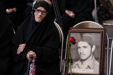 مادر شهید بهروز صبوری در مراسم تشییع و تدفین شهید گمنام در دانشکده هواپیمایی کشوری
