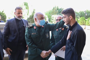دیدارسرلشکر پاسدار حسین سلامی فرمانده کل سپاه با خانواده شهید مدافع حرم مصطفی صدرزاده