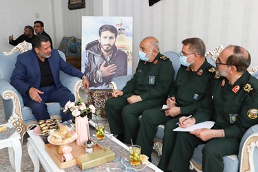 دیدارسرلشکر پاسدار حسین سلامی فرمانده کل سپاه با خانواده شهید مدافع حرم مصطفی صدرزاده