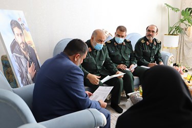 دیدارسرلشکر پاسدار حسین سلامی فرمانده کل سپاه با خانواده شهید مدافع حرم مصطفی صدرزاده