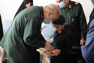 دیدارسرلشکر پاسدار حسین سلامی فرمانده کل سپاه با خانواده شهید مدافع حرم مصطفی صدرزاده