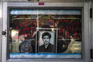 قاب عکس شهیدان در مزار شهدا -قطعه 24 بهشت زهرا(س)