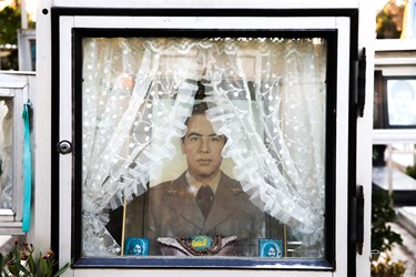 قاب عکس شهیدان در مزار شهدا -قطعه 24 بهشت زهرا(س)