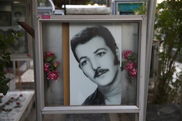 قاب عکس شهیدان در مزار شهدا -قطعه 24 بهشت زهرا(س)