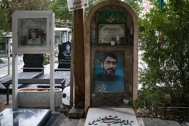 قاب عکس شهیدان در مزار شهدا -قطعه 24 بهشت زهرا(س)