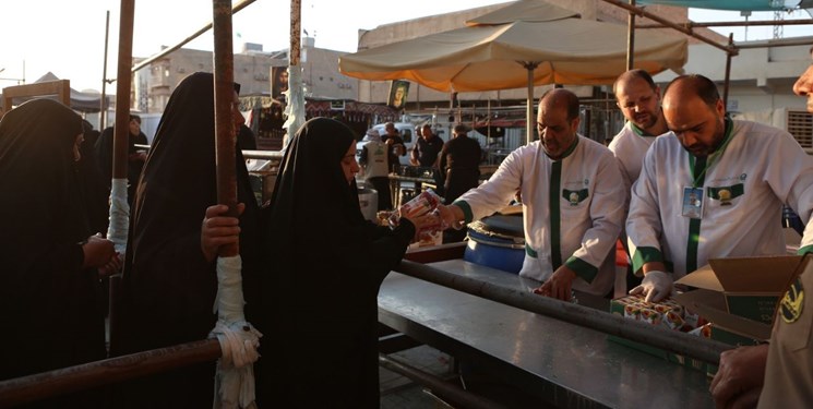 خدمت‌رسانی خادمان امام رضا(ع) همزمان با آغاز امامت حضرت مهدی(عج)+فیلم