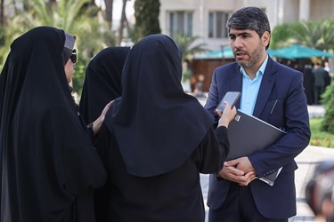 میثم لطیفی رئیس سازمان امور اداری و استخدامی کشور پس از پایان جلسه هیأت دولت در جمع خبرنگاران 