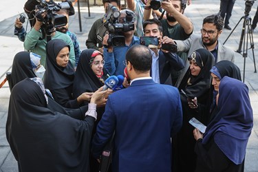 رضامراد صحرایی وزیر آموزش و پرورش پس از پایان جلسه هیأت دولت در جمع خبرنگاران 