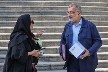 علیرضا زاکانی شهردار تهران پس از پایان جلسه هیأت دولت در جمع خبرنگاران 