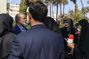احمد وحیدی وزیر کشور پس از پایان جلسه هیأت دولت در جمع خبرنگاران 