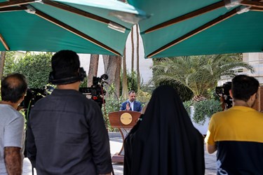 احسان خاندوزی وزیر امور اقتصاد و دارائی پس از پایان جلسه هیأت دولت در جمع خبرنگاران 