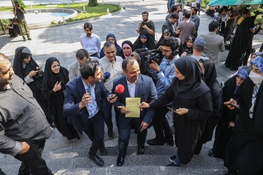 احسان خاندوزی وزیر امور اقتصاد و دارائی پس از پایان جلسه هیأت دولت در جمع خبرنگاران 