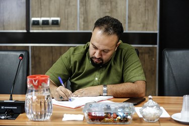 حضور خبرنگاران در نشست خبری روستا آباد