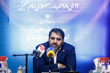  سید امیرحسین مدنی معاون توسعه روستایی و منطق محروم کشور و دبیر شورایعالی جهاد سازندگی در نشست خبری روستا آباد