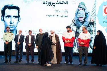 تجلیل از خانواده معظم شهدا در آئین خادمان هلال احمر در اربعین حسینی