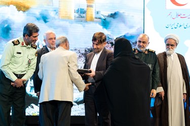 تجلیل از خانواده معظم شهدا در آئین خادمان هلال احمر در اربعین حسینی